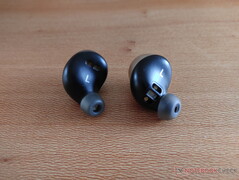 Um olhar mais atento ao projeto dos Earbuds Outlier Air V2 e Outlier Gold, da esquerda para a direita. (Fonte de imagem: Notebookcheck)