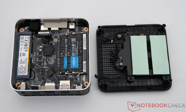 Minisforum AI X1 com a parte inferior aberta