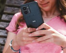 Uma imagem promocional do smartphone Fusion da HMD mostrando o telefone nas mãos de uma mulher com um close-up do logotipo da HMD na parte traseira. (Fonte da imagem: HMD)