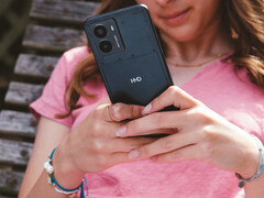Uma imagem promocional do smartphone Fusion da HMD mostrando o telefone nas mãos de uma mulher com um close-up do logotipo da HMD na parte traseira. (Fonte da imagem: HMD)