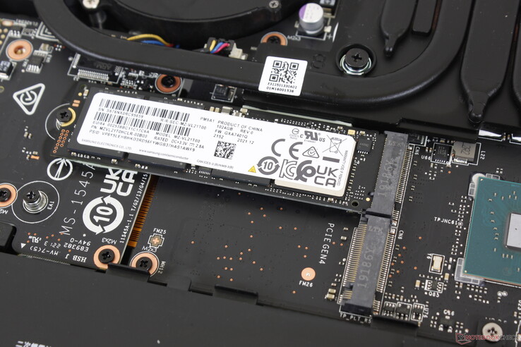 São suportados até dois drives PCIe4 x4. A sustentabilidade do desempenho não é confiável, no entanto, uma vez que o sistema não inclui difusores de calor para os acionamentos