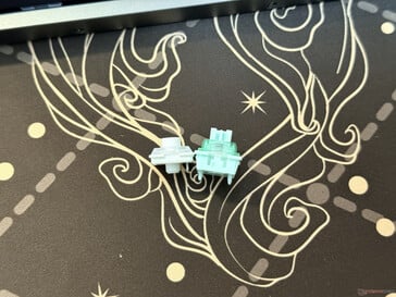 O switch Kalih de perfil baixo no Akko Air 01