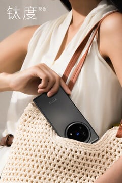 O Vivo X Fold5 em Titanium.