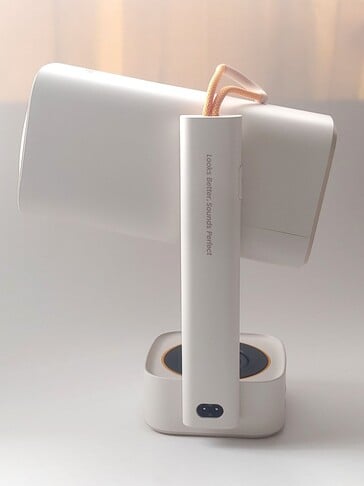 O design assimétrico e pesado da parte superior do Yaber T1 Pro facilita a inclinação para a frente quando empurrado acidentalmente. (Fonte da imagem: Notebookcheck)