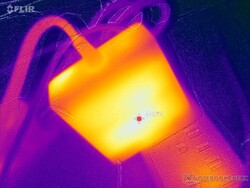 O adaptador CA atinge mais de 44 °C ao operar cargas exigentes