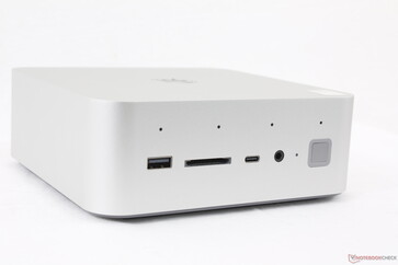 Frontal: USB-A 3.2 Gen. 2 (10 Gbps), leitor de cartão SD, USB-C com DisplayPort (10 Gbps), fone de ouvido de 3,5 mm, botão Liga/Desliga habilitado para impressão digital, conjunto de quatro microfones