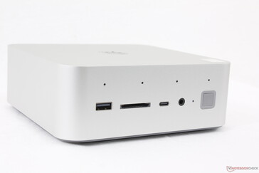 Frontal: USB-A 3.2 Gen. 2 (10 Gbps), leitor de cartão SD, USB-C com DisplayPort (10 Gbps), fone de ouvido de 3,5 mm, botão Liga/Desliga habilitado para impressão digital, conjunto de quatro microfones