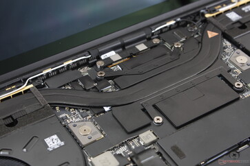 A solução de resfriamento consiste em um único tubo de calor grande de cobre com duas ventoinhas de ~50 mm