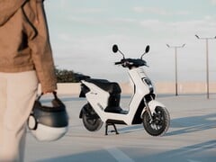 A scooter Honda EM1 e: tem autonomia de até 48 km (~30 milhas). (Fonte da imagem: Honda)