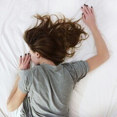 Um sujeito dormindo (Fonte da imagem: Vladislav Muslakov/Unsplash)