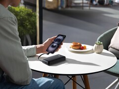O Zolo Power Bank da Anker com cabo USB-C integrado (foto) já está disponível para pré-encomenda. (Fonte da imagem: B&amp;amp;H Photo)
