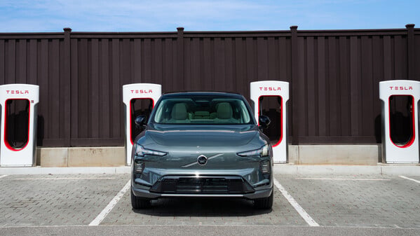 A partir do quarto trimestre de 2026, os motoristas de modelos Volvo totalmente elétricos, como o compacto EX30, poderão usar mais de 20.000 Superchargers da Tesla em toda a Europa diretamente pelo aplicativo de smartphone da Volvo.
