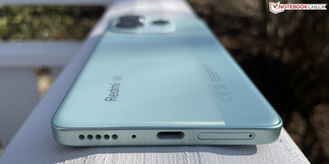 Parte inferior: alto-falante, microfone, USB-C 2.0, slot SIM/microSD (fonte da imagem: Manuel Masiero)