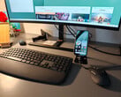 Google Pixel 10a conectado a um monitor e emparelhado com o Logitech MK880 como dispositivo de entrada.