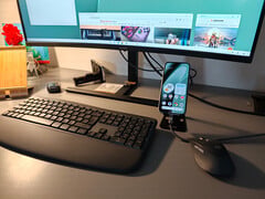 Google Pixel 10a conectado a um monitor e emparelhado com o Logitech MK880 como dispositivo de entrada.