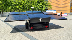 Trailer do painel solar Tesla com Starlink (imagem: Tesla Adri/Twitter)