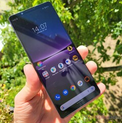 O Xperia 1 IV é um smartphone excepcional aparentemente retido pelo Snapdragon 8 Gen 1. (Fonte de imagem: NotebookCheck)