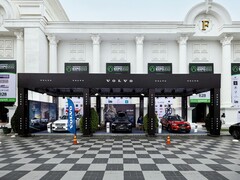 Estande da Volvo na Realestate.com.kh Expo 2022, exibindo vários carros da Volvo, incluindo SUVs, com banners promocionais e marcas em frente a um grande edifício branco com colunas. (Fonte da imagem: I&#039;m Zion via Pexels)