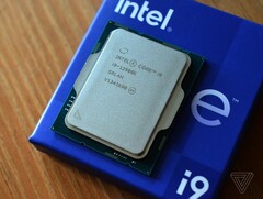 O processador Alder Lake Intel Core i9-12900K estabeleceu recordes de referência impressionantes depois de ter sido superligado a 6,8 GHz (Imagem: Tom Warren/The Verge)