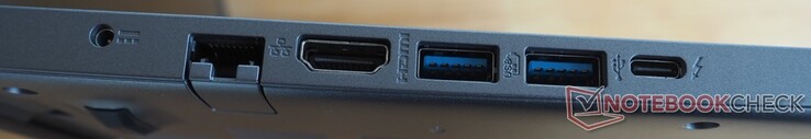 À esquerda: porta de carga, RJ45 Ethernet, HDMI 2.1, 2x USB-A 3.0, Thunderbolt 4