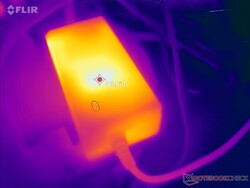 O adaptador AC pode chegar a 40 C quando a carga é exigente