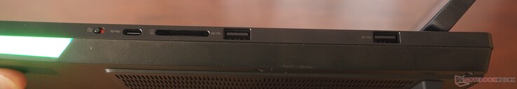 À direita: Obturador da webcam, USB-C 3.2 Gen2, leitor de cartão, 2x USB-A 3.2 Gen2