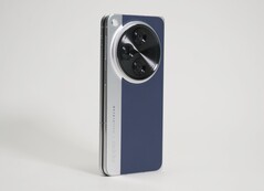 Uma imagem vazada mostrando um design cancelado do Oppo Find N3. (Fonte da imagem: Cai Zuxuan no Weibo)