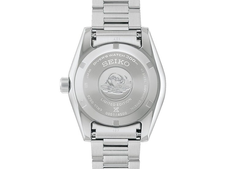 Fundo do relógio do Seiko Prospex 1965 Heritage Diver, exibindo a marca da onda gravada, a menção à edição limitada e o número de série individual.