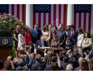 Fotografia do presidente dos EUA, Donald Trump, assinando a Lei Take It Down em uma cerimônia em Washington, EUA. (Fonte da imagem: @FLOTUS on X)