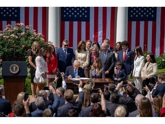 Fotografia do presidente dos EUA, Donald Trump, assinando a Lei Take It Down em uma cerimônia em Washington, EUA. (Fonte da imagem: @FLOTUS on X)