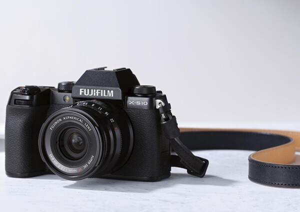 A Fujifilm X-S10 é uma câmera poderosa e moderna com um visual retrô. (Fonte da imagem: Fujifilm)