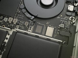 A base MacBook Pro 14 usa apenas um chip SSD