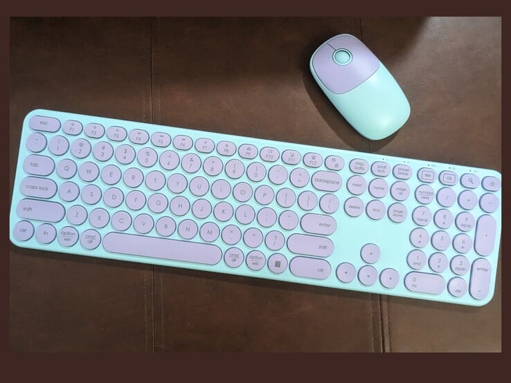 As cores brilhantes da combinação de teclado e mouse sem fio Seenda Creative WGJP-073-3-SD ficam ótimas em quase todas as cores. (Fonte da imagem: Megan Miranda Reyes)