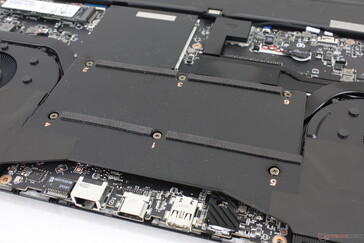 As ventoinhas MSI "Intraflow" empurram o ar fresco através de mais componentes internos entre as ventoinhas