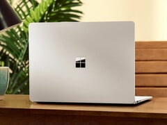 Segundo informações, o Surface “Minos” estará disponível nos acabamentos Preto e Platina; na foto, o Surface Laptop 8.