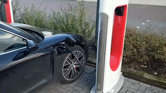 Porsche Taycan utilizando um Tesla Supercharger, imagem: Inse van Houts (YouTube)