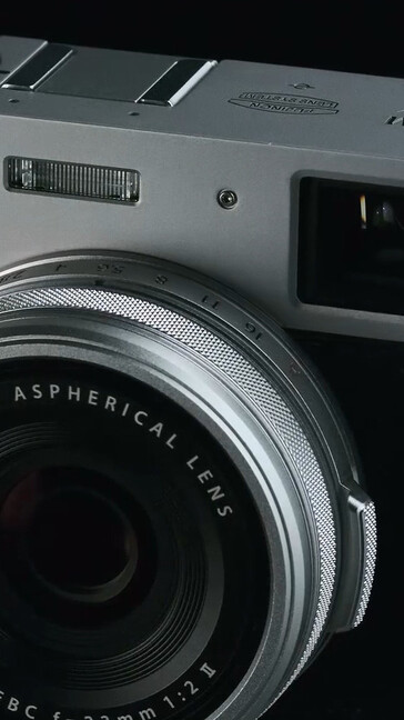 A lente original da X100V parece significativamente mais curta e tem um anel de foco mais estreito. (Fonte da imagem: Fujifilm)