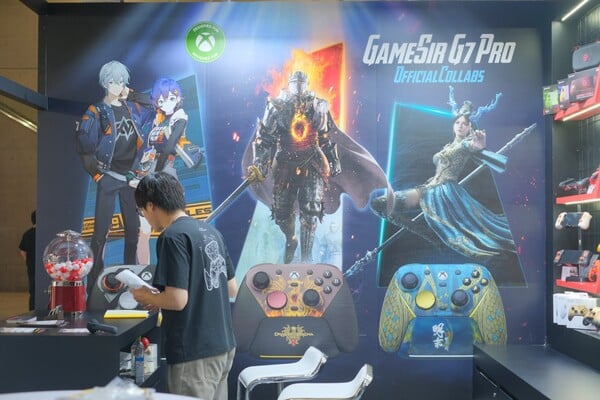 O controle sem fio GameSir G7 Pro Dragon's Dogma Edition para Xbox em exibição na Tokyo Game Show. (Fonte da imagem: GameSir)