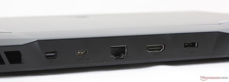 Atrás: Mini DisplayPort 1.4, USB-C 3.2 Gen. 2 c/ DP, 2.5 Gbps RJ-45, HDMI 2.0, adaptador AC