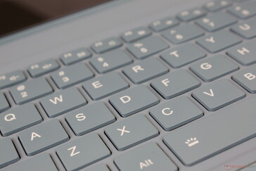 Toda a base do teclado teeters ao digitar o que faz as teclas parecerem mais esponjosas do que realmente são