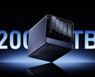 A configuração com 128 GB de RAM unificada pode executar modelos da classe 120B localmente. Na foto: uma imagem promocional destacando a capacidade total de armazenamento do NAS.