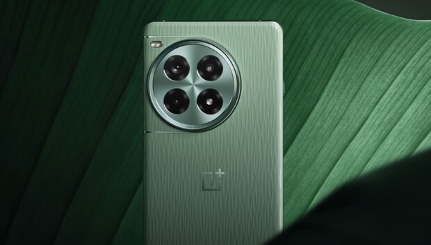 O OnePlus Ace 3 Pro tem três câmeras traseiras, mas apenas duas são realmente úteis. (Fonte da imagem: OnePlus)