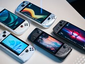 Vários PCs de jogos portáteis em uma mesa