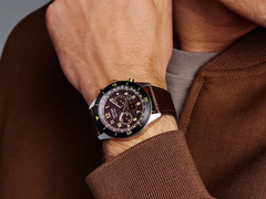 O Citizen Terra Force CA4746-08X - retratado com um mostrador marrom escuro em um pulso. (Fonte da imagem: @plus9time no Instagram)