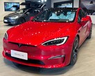 O Modelo S Tesla 2022 atualizado vem com novos faróis, faróis traseiros e uma nova porta de carga para alguns mercados (Imagem: Caster)