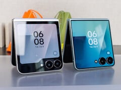 Samsung Galaxy Z Flip7 (direita) comparado com o Flip7 FE (esquerda)