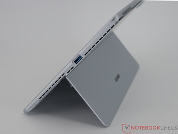 Direita: 1 × USB 3.0 Tipo A