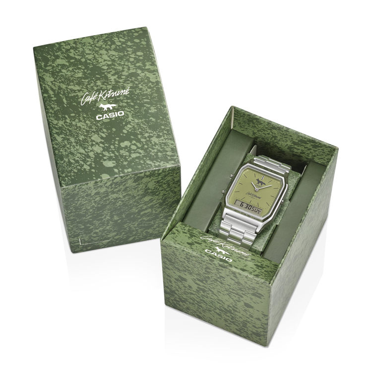 O Casio AQ-230ECK-3A Cafe Kitsune vem em uma caixa especial com um padrão verde manchado.