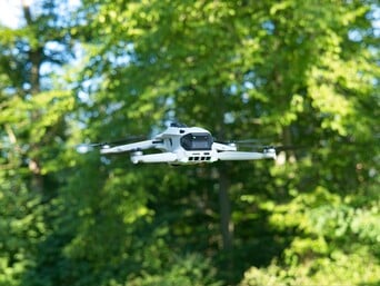 O drone em si ainda é relativamente silencioso, mas os rotores vêm desprotegidos na embalagem original.