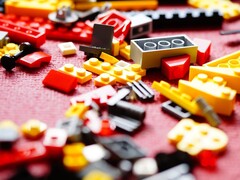 Uma foto mostrando peças de LEGO em um tapete vermelho (Fonte da imagem: Efraimstochter - Pixabay)